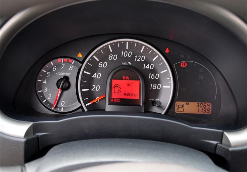 東風(fēng)日產(chǎn) 瑪馳 2010款 1.5XV AT易智版