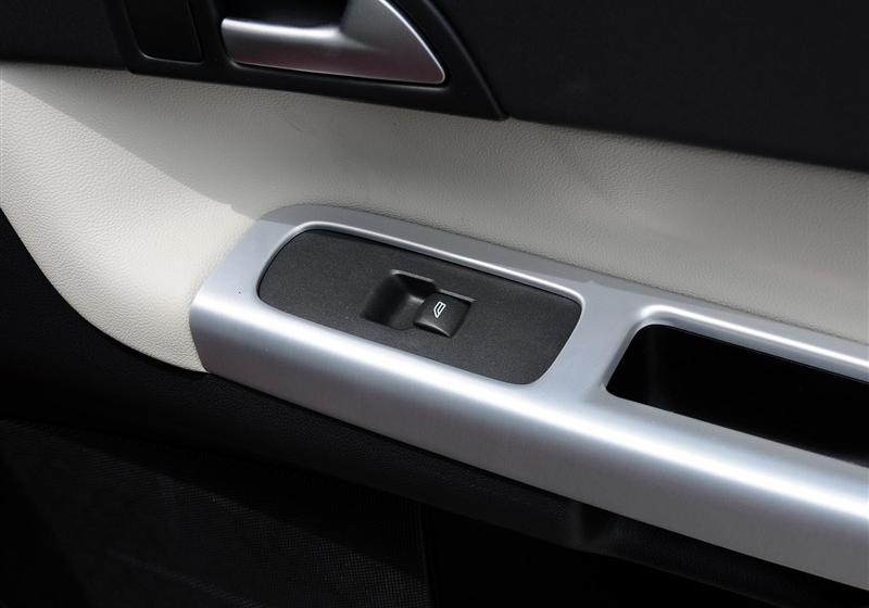 沃爾沃(進(jìn)口) 沃爾沃C30 2012款 2.0 Aktiv 樂動(dòng)套裝版