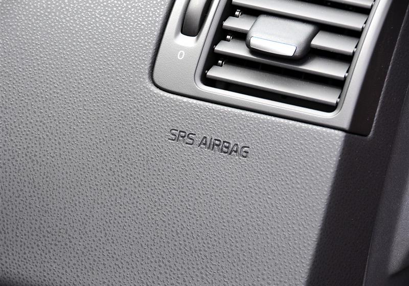 沃爾沃(進(jìn)口) 沃爾沃C30 2012款 2.0 Aktiv 樂動(dòng)套裝版