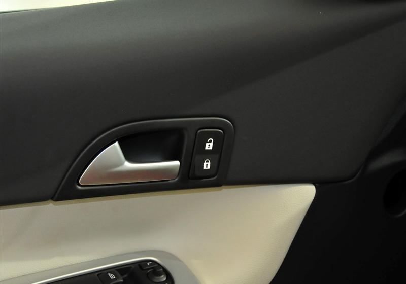 沃爾沃(進(jìn)口) 沃爾沃C30 2012款 2.0 Aktiv 炫動套裝版