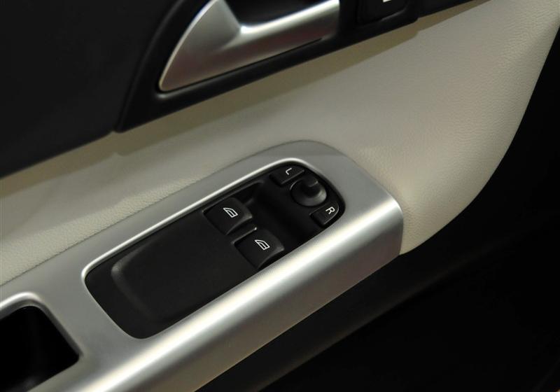 沃爾沃(進(jìn)口) 沃爾沃C30 2012款 2.0 Aktiv 炫動套裝版