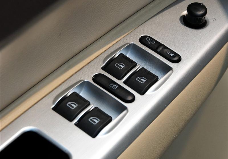 威麟V5  2012款 2.0L 4AT 豪華型