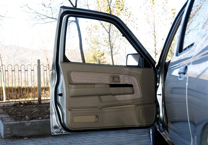 鄭州日產(chǎn) 銳騏多功能車 2010款 2.4L汽油兩驅(qū)豪華型ZG24