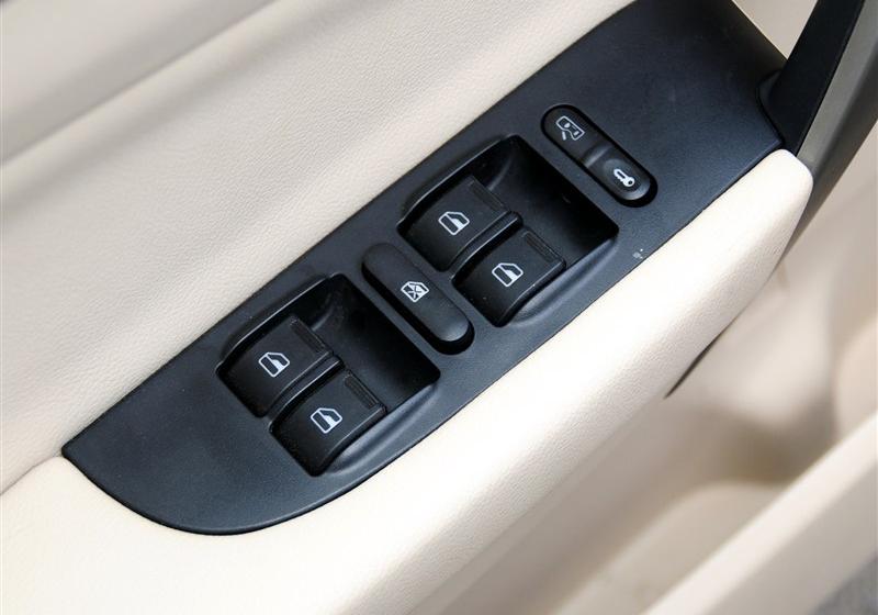 奇瑞A3  2012款 三廂 1.6CVT 進取型