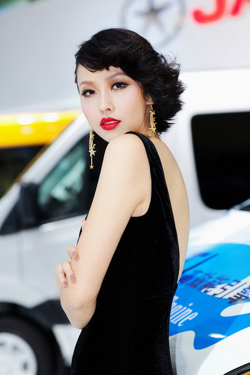 長禮服高貴車模