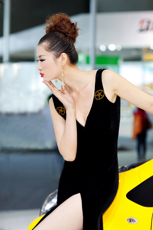 長禮服高貴車模