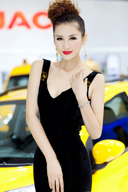 長(zhǎng)禮服高貴車模