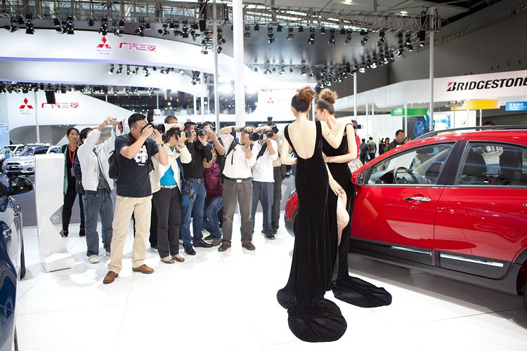 長禮服高貴車模