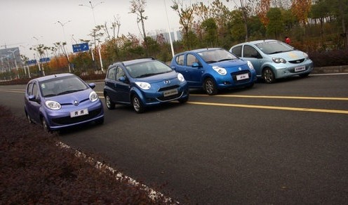 道路上看本事 悅悅Cross對比三款競品車