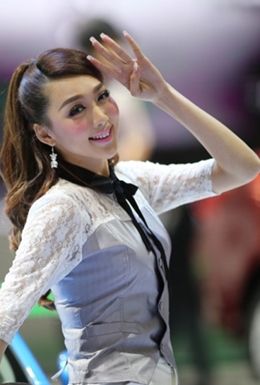 碧眼金發(fā)誘惑車模