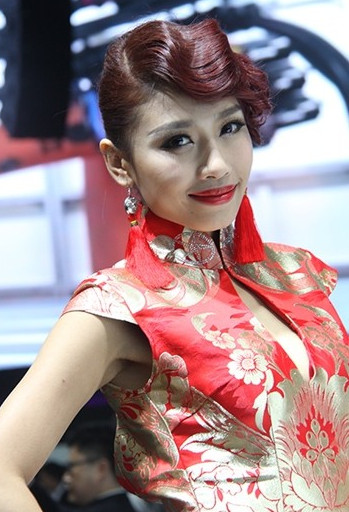 碧眼金發誘惑車模