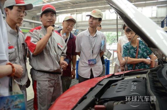 車主們參觀一汽豐田的維修保養流程，并在現場和技師交流。