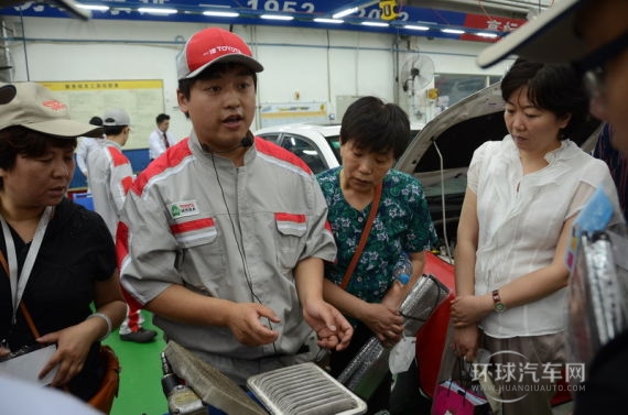一汽豐田的技師在向車主們介紹車輛養護的常識。