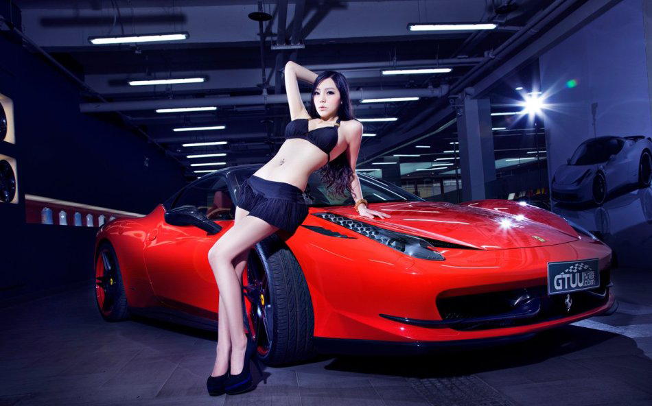 美胸女郎情迷紅色超跑