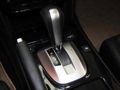 廣汽本田  2.4L 自動 掛檔把手特寫
