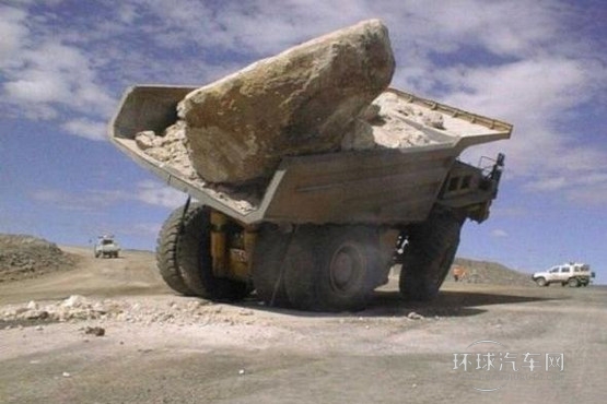 一起學(xué)開車(11)救命寶典：遭遇爆胎怎么辦？