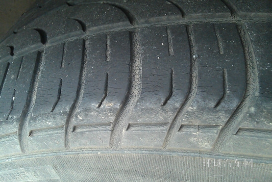 一起學(xué)開車(11)救命寶典：遭遇爆胎怎么辦？