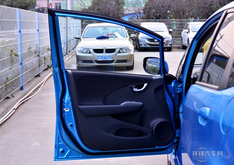 2011款 1.5L 自動(dòng)全景天窗版