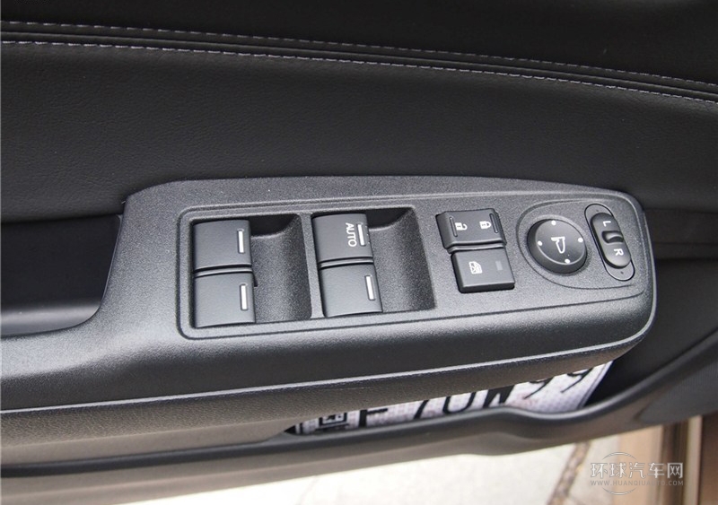 2013款 1.8L CVT豪華版 6座