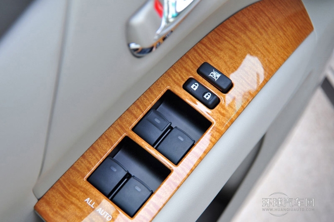 2012款 2.4 7人座豪華版