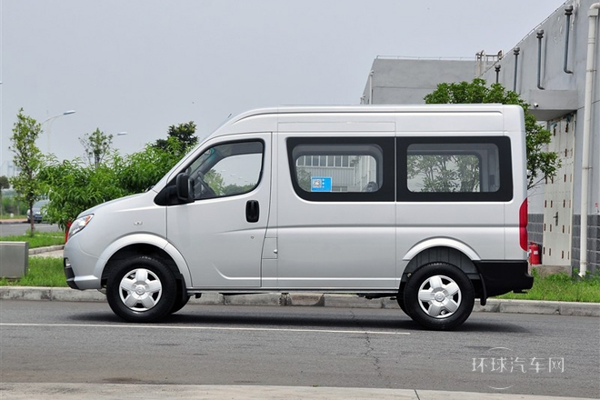2014款 2.5T御利寶物流車標(biāo)配短軸中頂ZD25