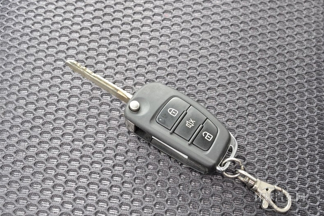 2013款 1.8L 自動5門標準型