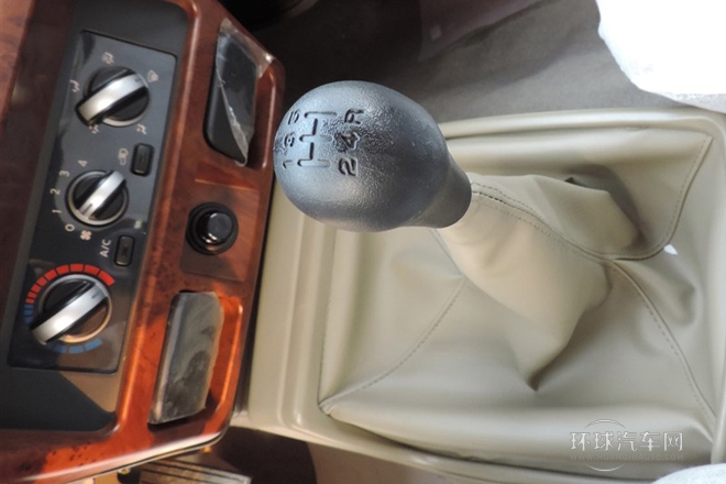 2012款 2.4L兩驅(qū)標準版7座ZN6494