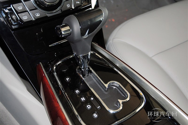 2013款 3.0L 尊貴型