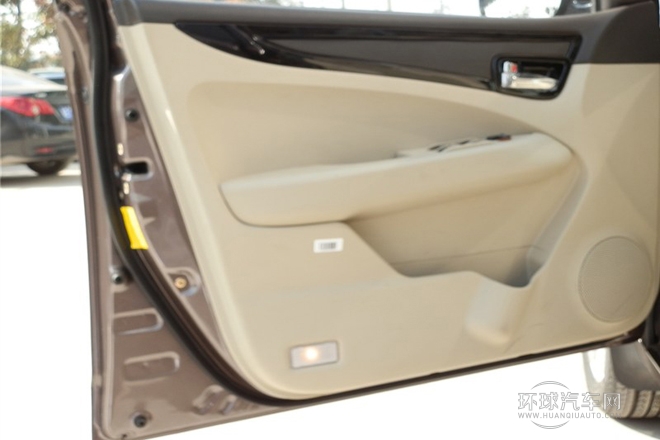 2013款 1.8L 自動(dòng)尊貴型