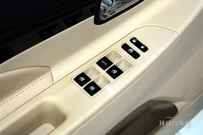 2013款 1.8T 自動尊貴型 國IV