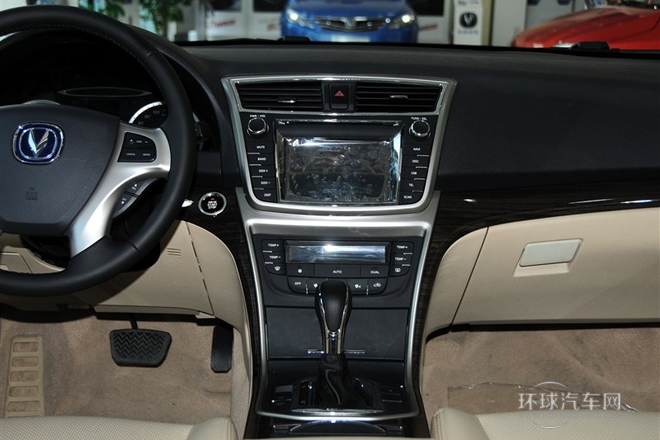 2013款 1.8T 自動尊貴型 國IV