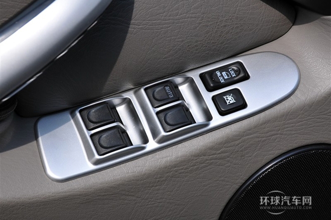 2011款 2.0L 手動兩驅超豪華型