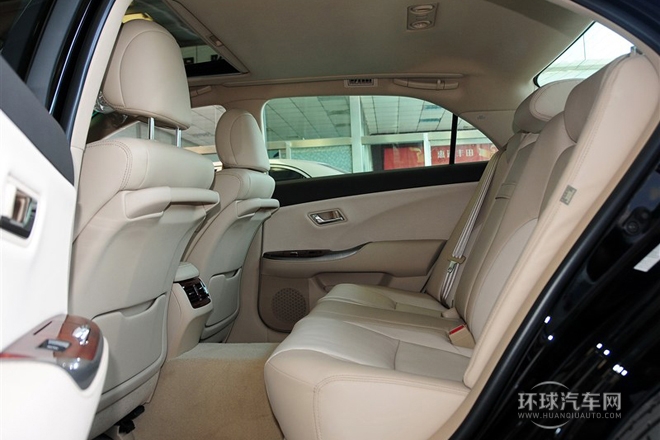 2012款 V6 2.5L Royal Saloon尊貴版