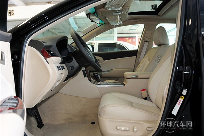 2012款 V6 2.5L Royal Saloon尊貴版