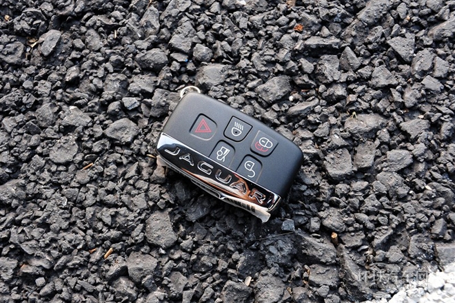 2014款 XJL 2.0T 兩驅(qū)全景商務(wù)版