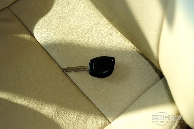 2010款 2.4L-3代 尊領(lǐng)標(biāo)準(zhǔn)型9座4RB2