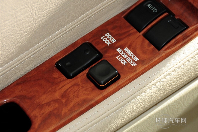 2010款 2.4L-3代 尊領標準型9座4RB2