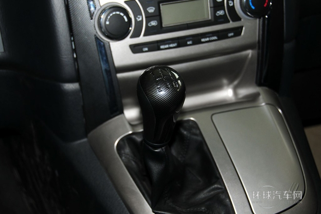 2010款 2.4L-3代 尊領豪華型長軸11座4RB2