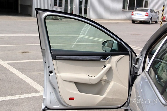 2015款 1.6L 手動逸俊版