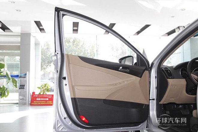 2013款 2.0L 自動尊貴版