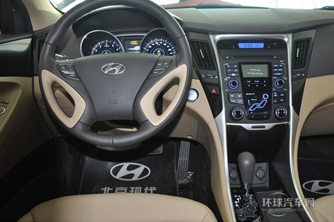 2013款 2.0L 自動尊貴版