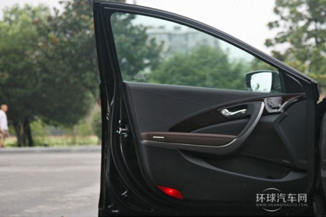 2011款 3.0L 尊貴型