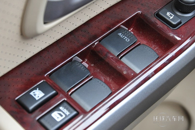 2012款 2.4L MT豪華導(dǎo)航5門版