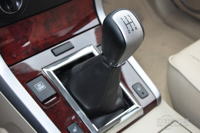 2012款 2.4L MT豪華導航5門版