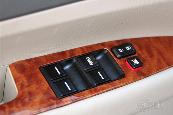 2013款 2.0L 手動舒適型