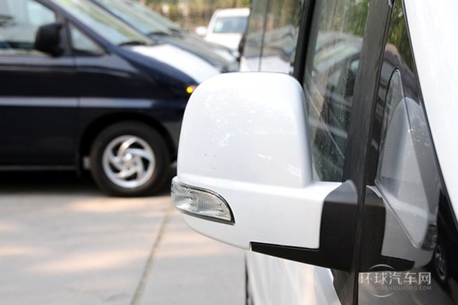 2013款 2.0T 汽油自動公務版