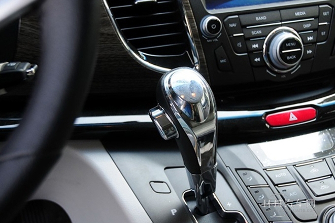 2013款 2.0T 汽油自動公務版