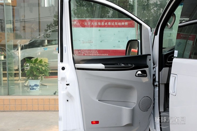 2013款 2.0T 汽油自動公務版