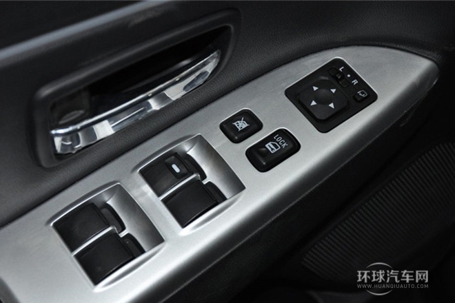 2013款 2.0L 自動四驅尊貴版