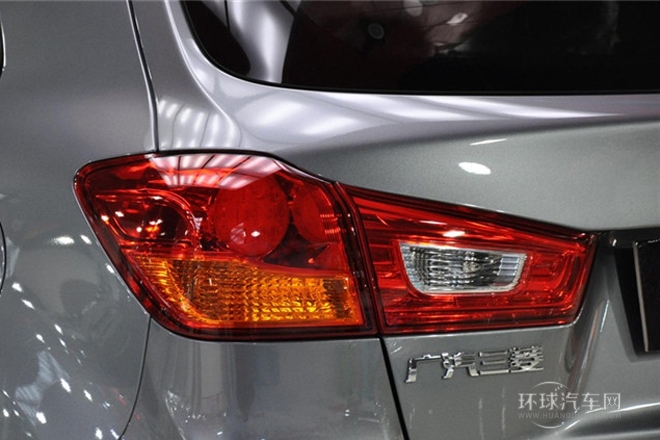 2013款 2.0L 自動四驅尊貴版